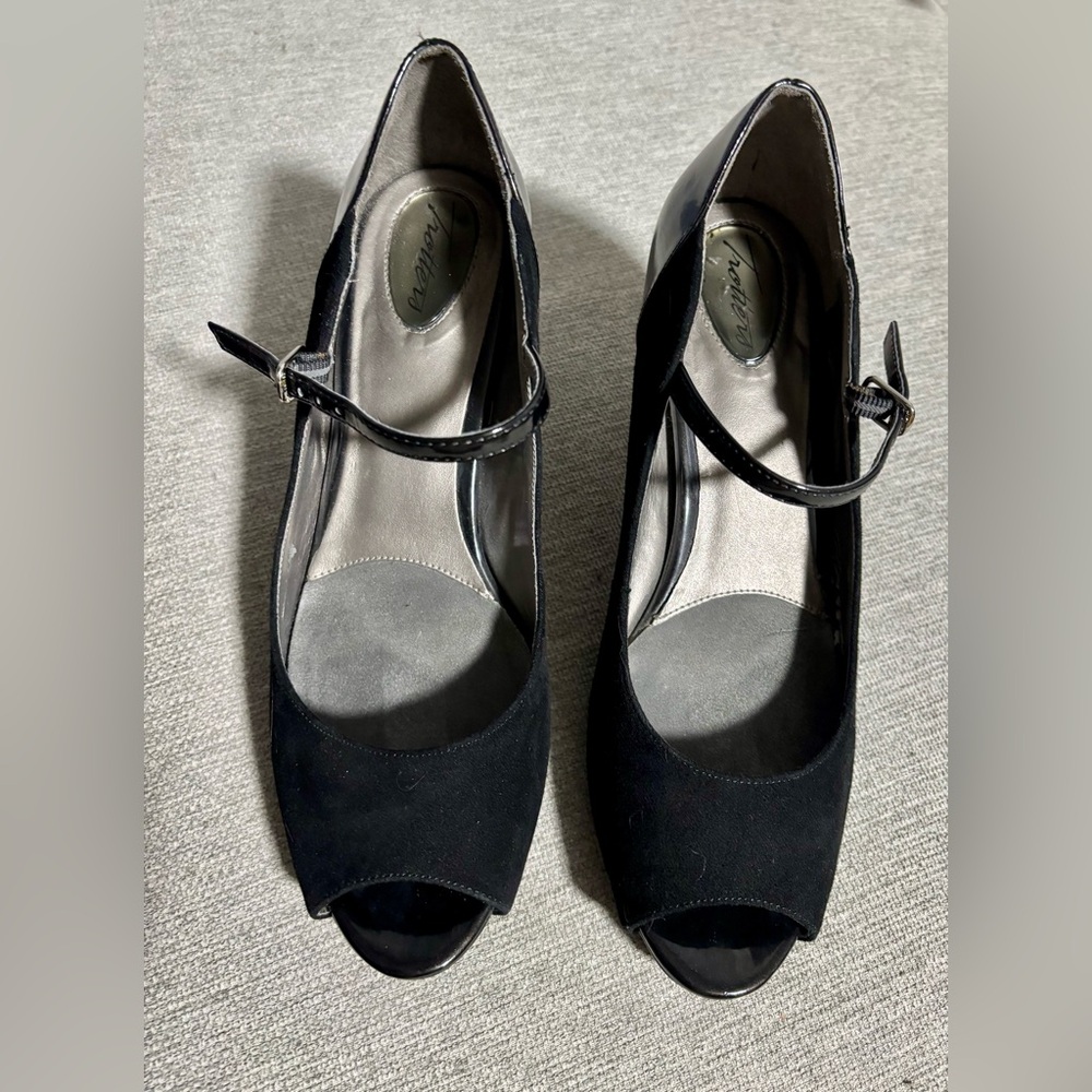 Trotters shoes Mary Jane Style Black Suede and Patent Leather Heels Sz 9M